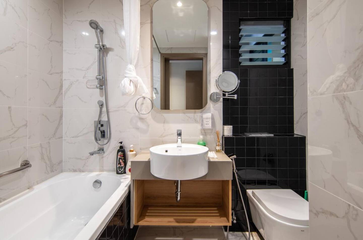 Căn hộ Luxury 2 Or 3br In Dist 1 N Pool, Gym, Airport Pickup *