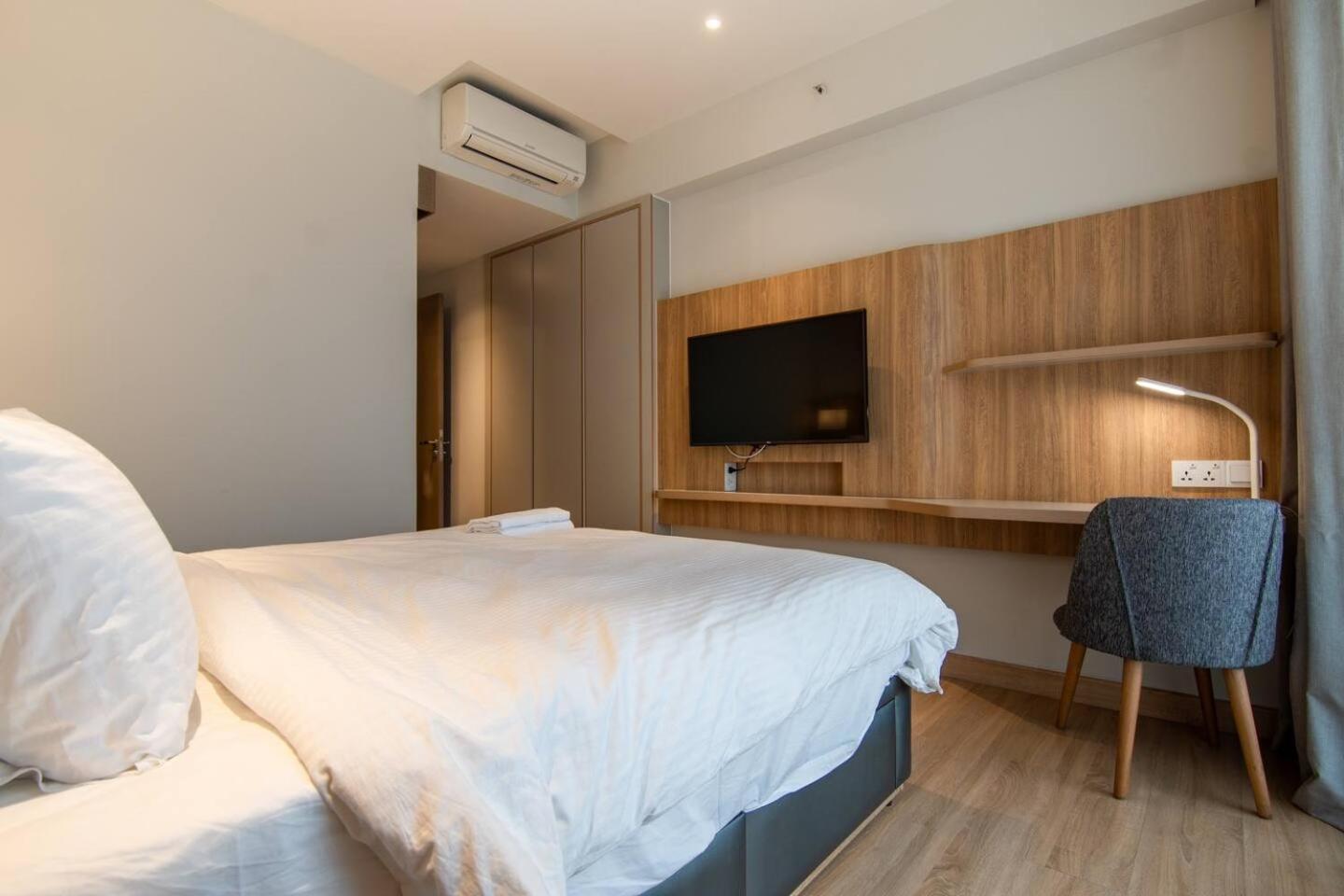Căn hộ Luxury 2 Or 3br In Dist 1 N Pool, Gym, Airport Pickup *
